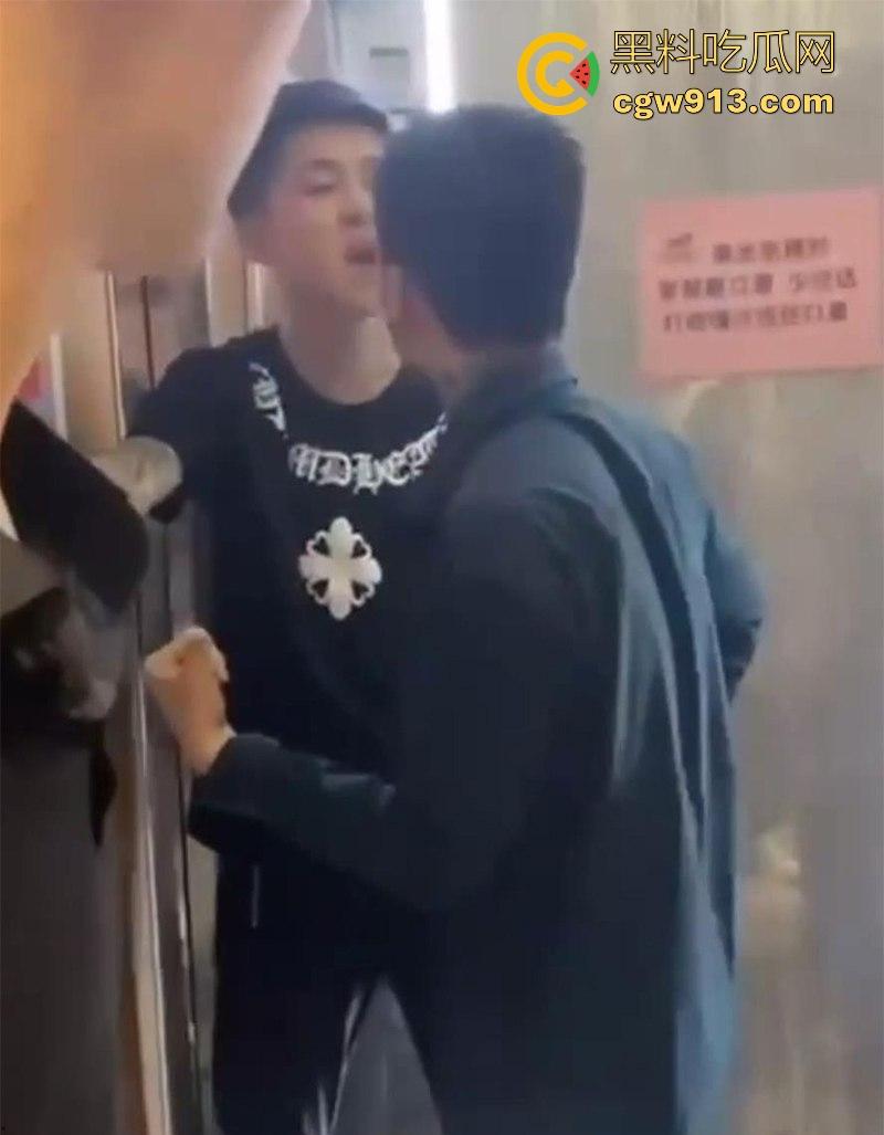 快手网红【大懿】线下被围殴视频曝光!宇将军麾下头号大将遭群殴下跪 ,大哥进去了,小弟都不好受啊!