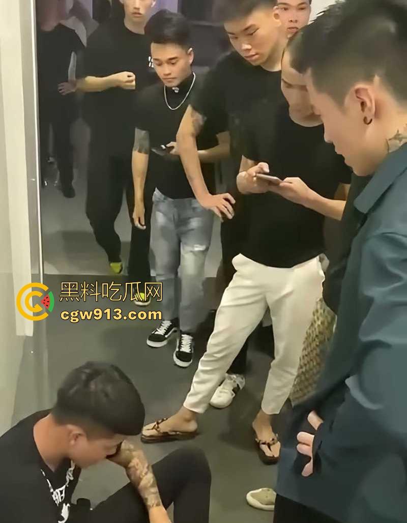 快手网红【大懿】线下被围殴视频曝光!宇将军麾下头号大将遭群殴下跪 ,大哥进去了,小弟都不好受啊!