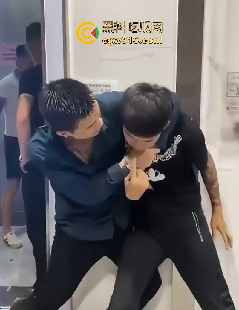 快手网红【大懿】线下被围殴视频曝光!宇将军麾下头号大将遭群殴下跪 ,大哥进去了,小弟都不好受啊!