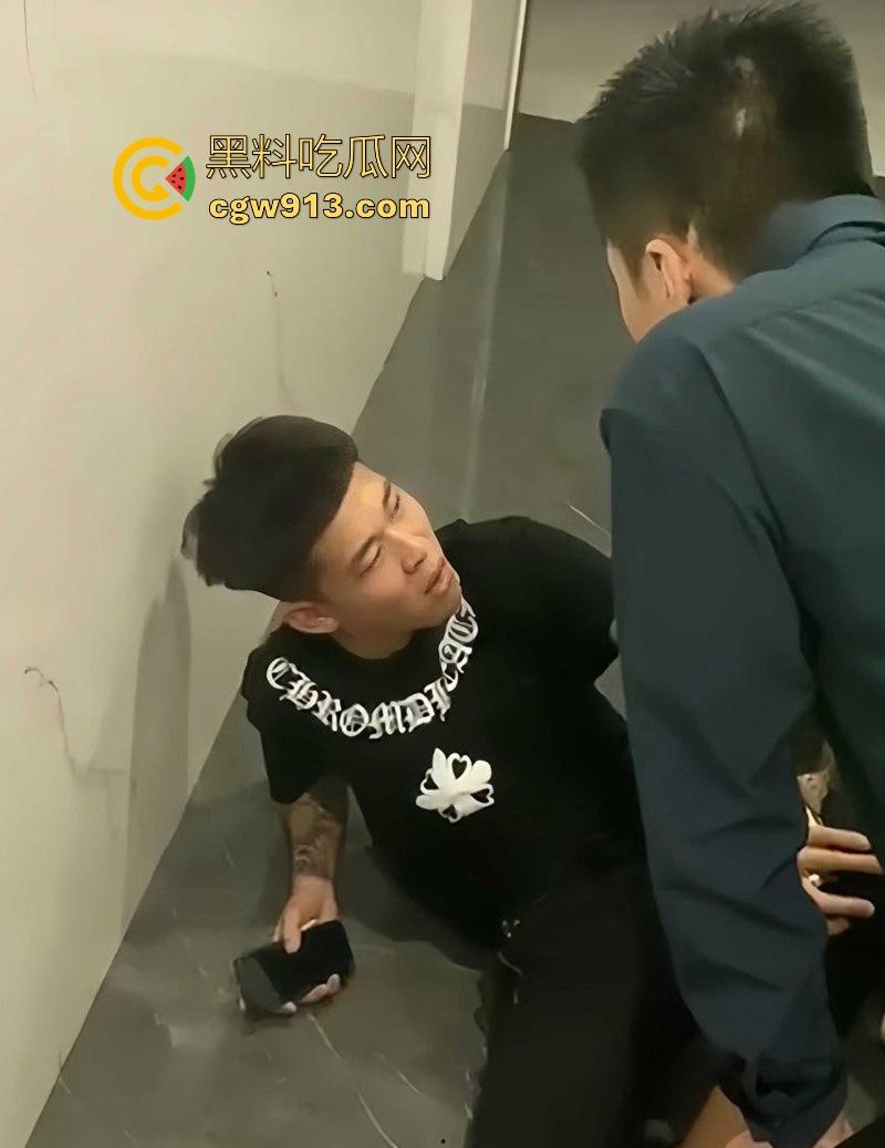 快手网红【大懿】线下被围殴视频曝光!宇将军麾下头号大将遭群殴下跪 ,大哥进去了,小弟都不好受啊!
