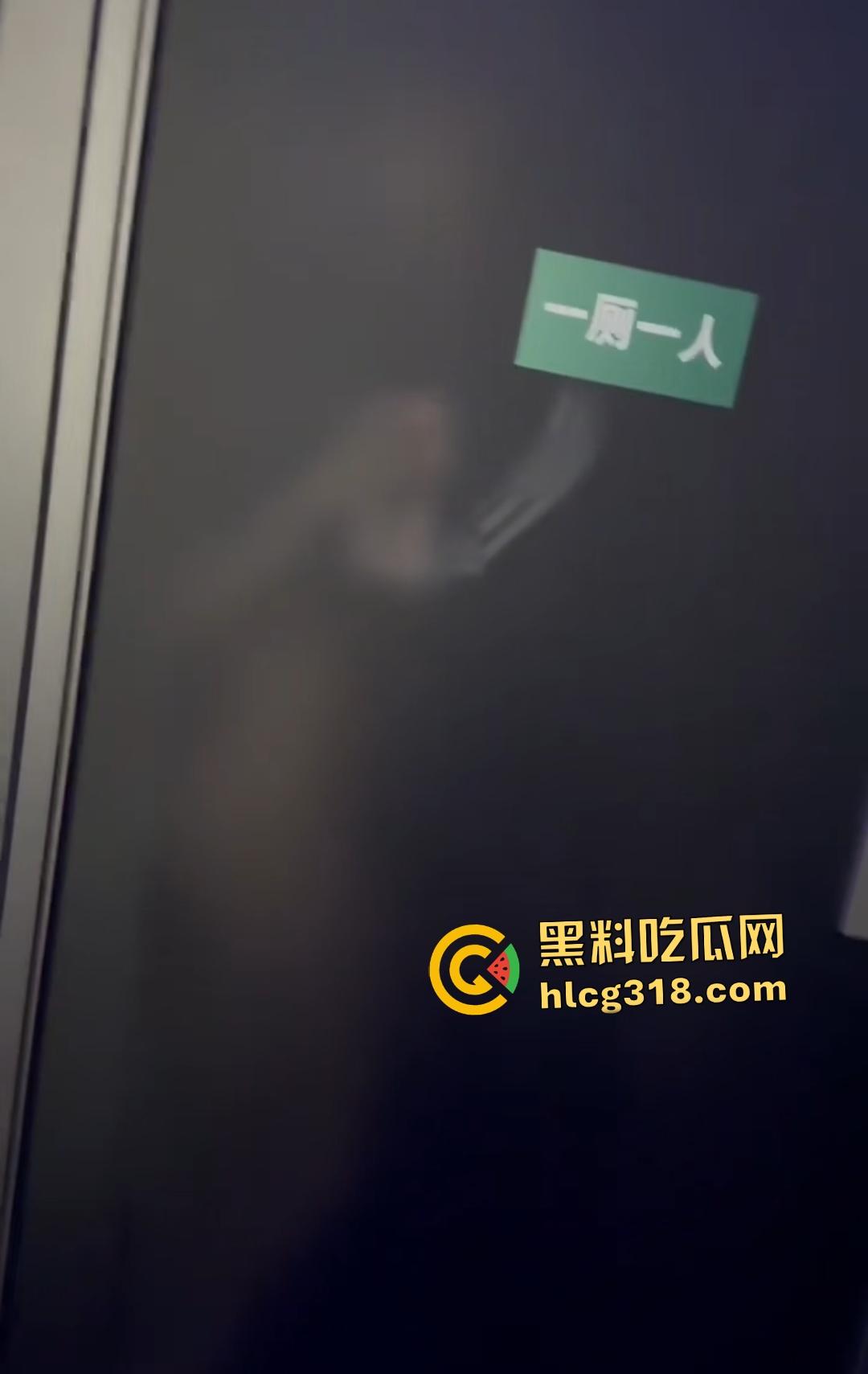 年轻狗男女酒吧厕所激情翻车!躲门后准备开干被拍照,安保竟敲门坏事,狗男女爽到一半直接萎缩!