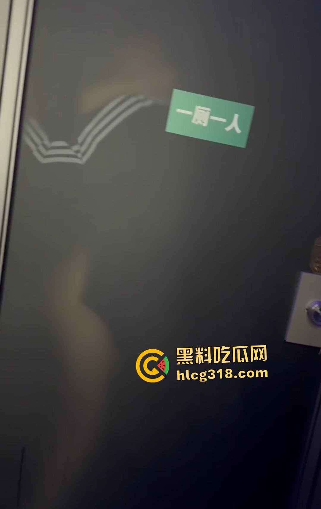 年轻狗男女酒吧厕所激情翻车!躲门后准备开干被拍照,安保竟敲门坏事,狗男女爽到一半直接萎缩!