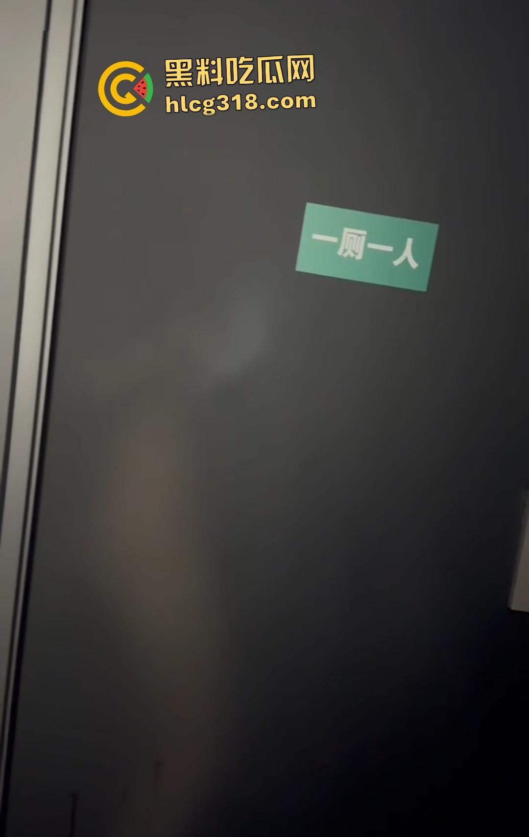 年轻狗男女酒吧厕所激情翻车!躲门后准备开干被拍照,安保竟敲门坏事,狗男女爽到一半直接萎缩!