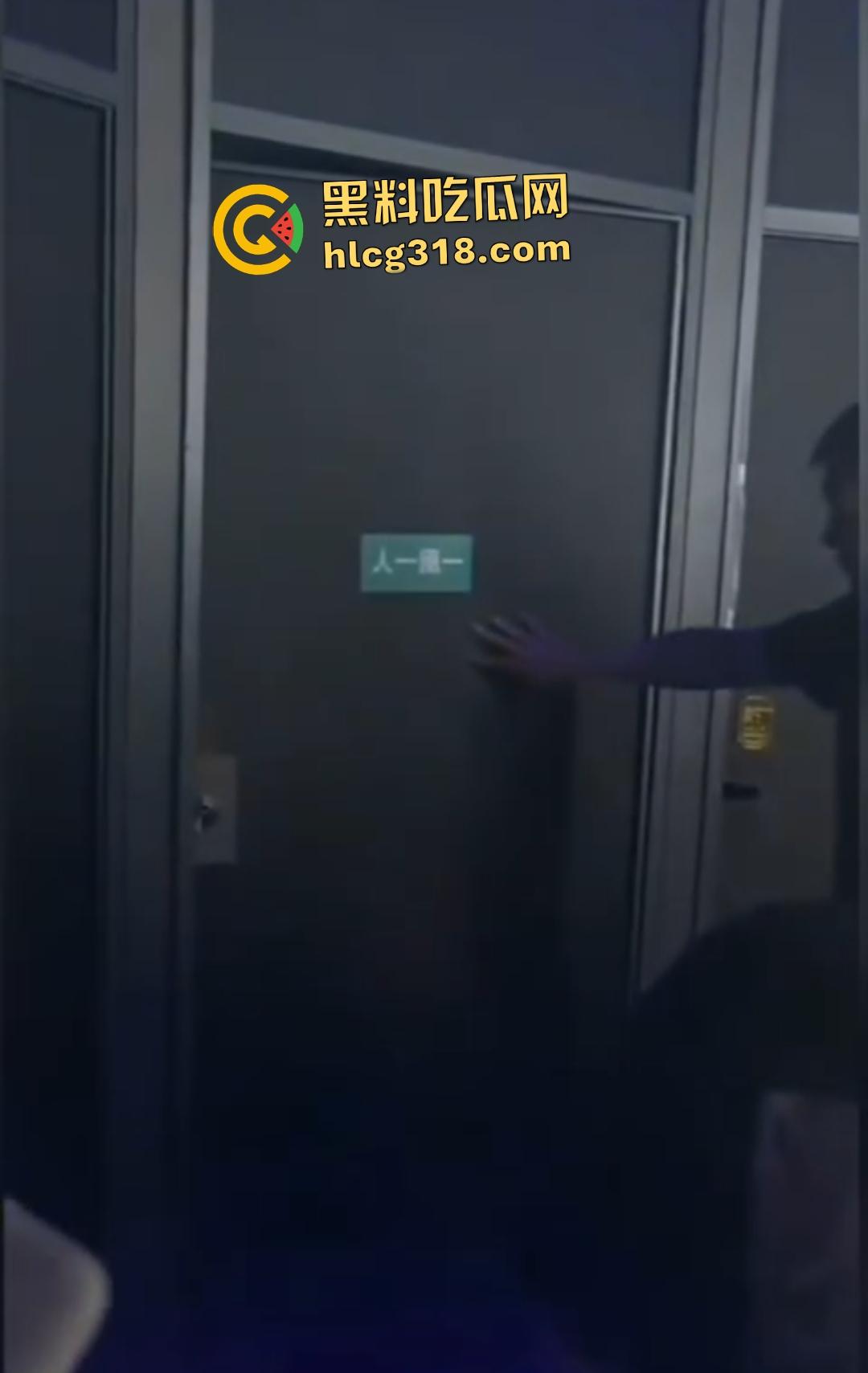 年轻狗男女酒吧厕所激情翻车!躲门后准备开干被拍照,安保竟敲门坏事,狗男女爽到一半直接萎缩!