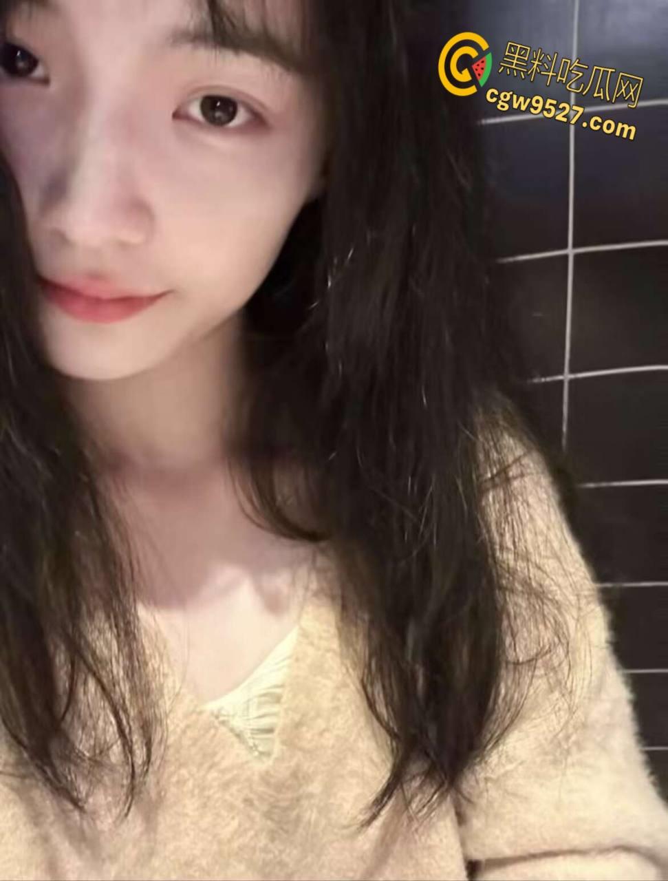 半夜给妹妹送咳嗽药,性感吊带故意弯腰露粉穴,妹妹淫魔上身狂舔大屌,女上骑乘白浆四溅 !