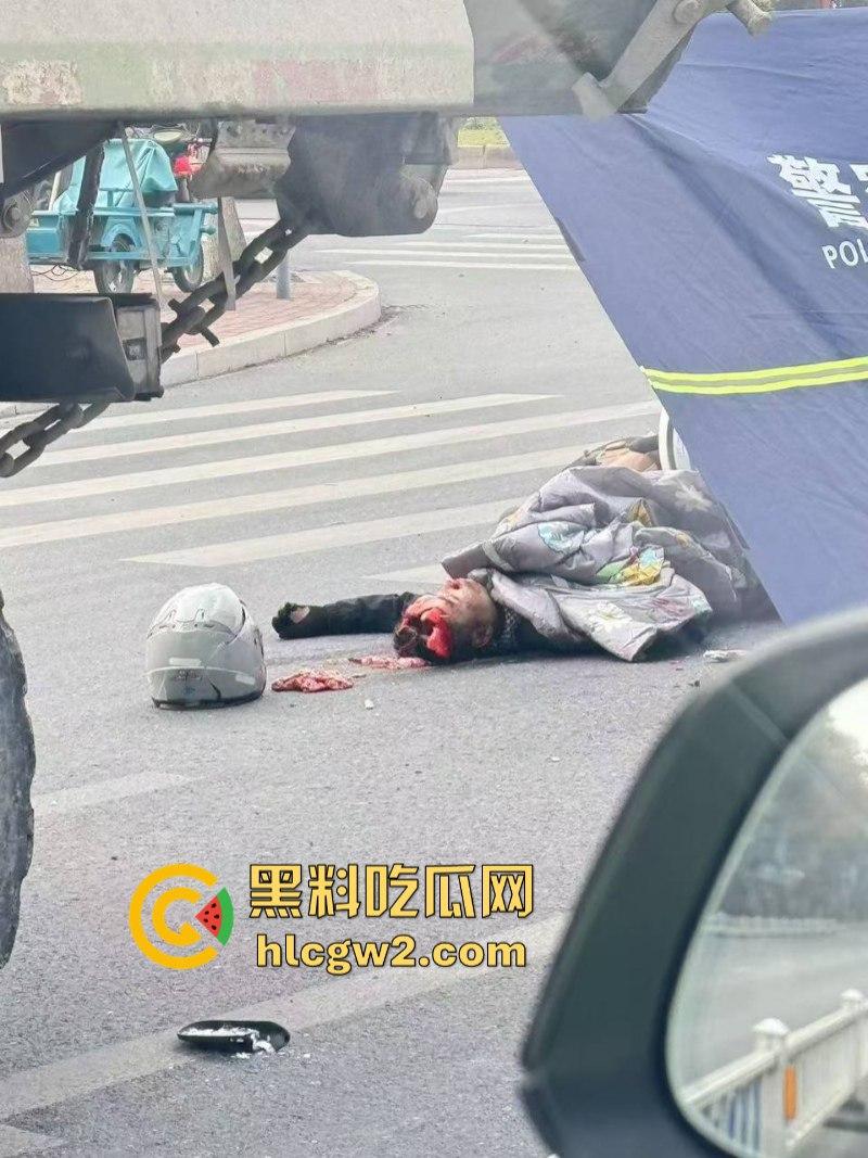 惨不忍睹！杭州一女子骑电车误入大货车盲区惨遭碾压 未带头盔当场爆浆无码实拍流出