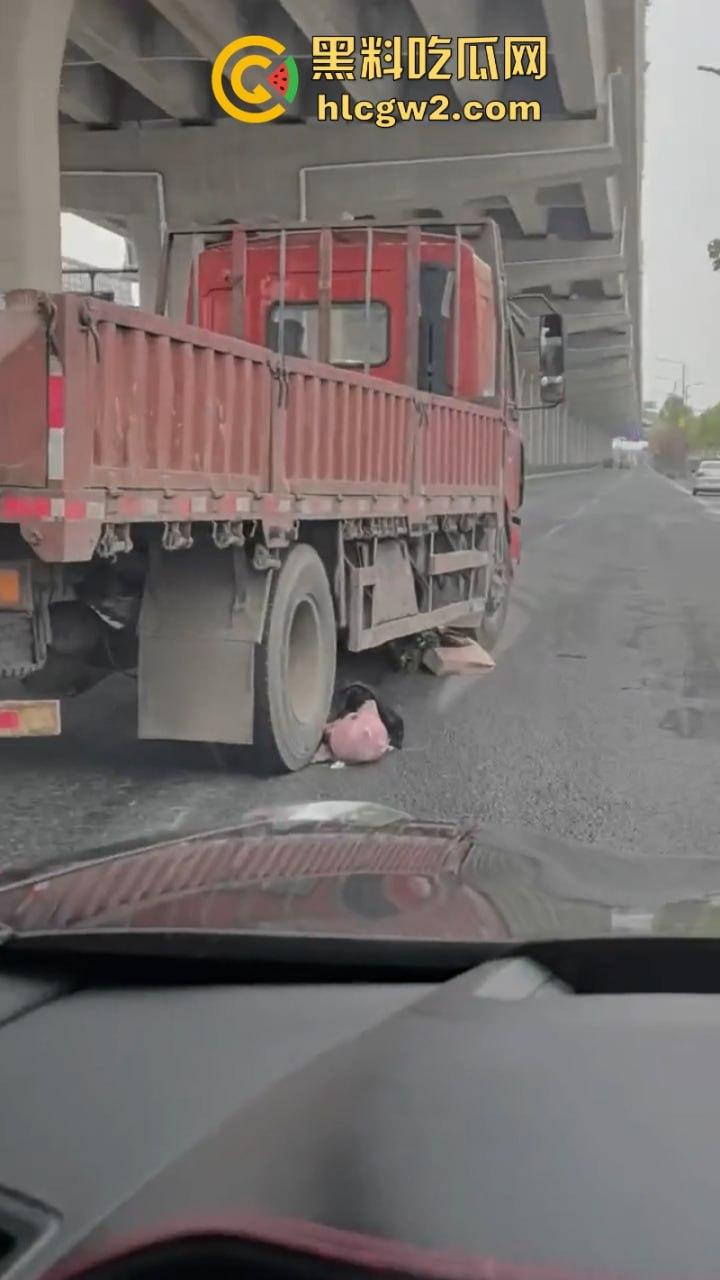 惨不忍睹!杭州一女子骑电车误入大货车盲区惨遭碾压 未带头盔当场爆浆无码实拍流出