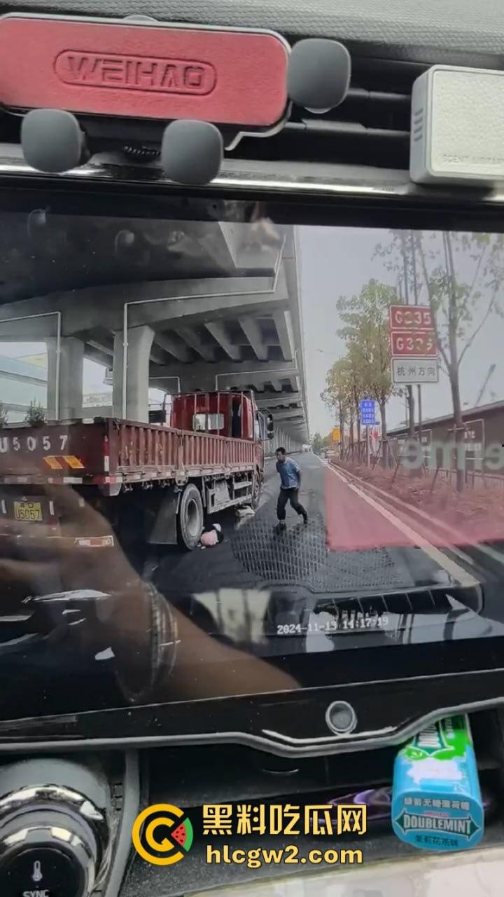 惨不忍睹!杭州一女子骑电车误入大货车盲区惨遭碾压 未带头盔当场爆浆无码实拍流出