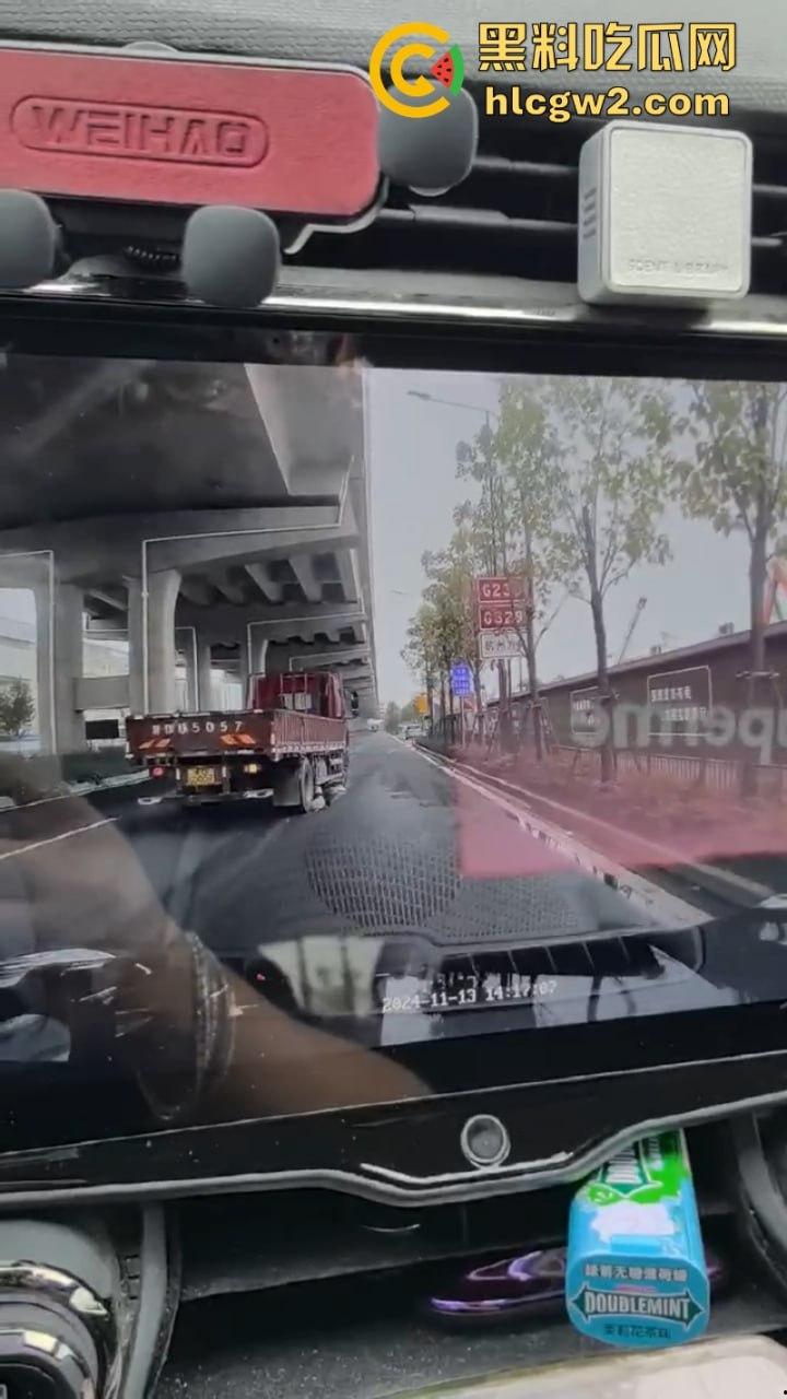 惨不忍睹!杭州一女子骑电车误入大货车盲区惨遭碾压 未带头盔当场爆浆无码实拍流出