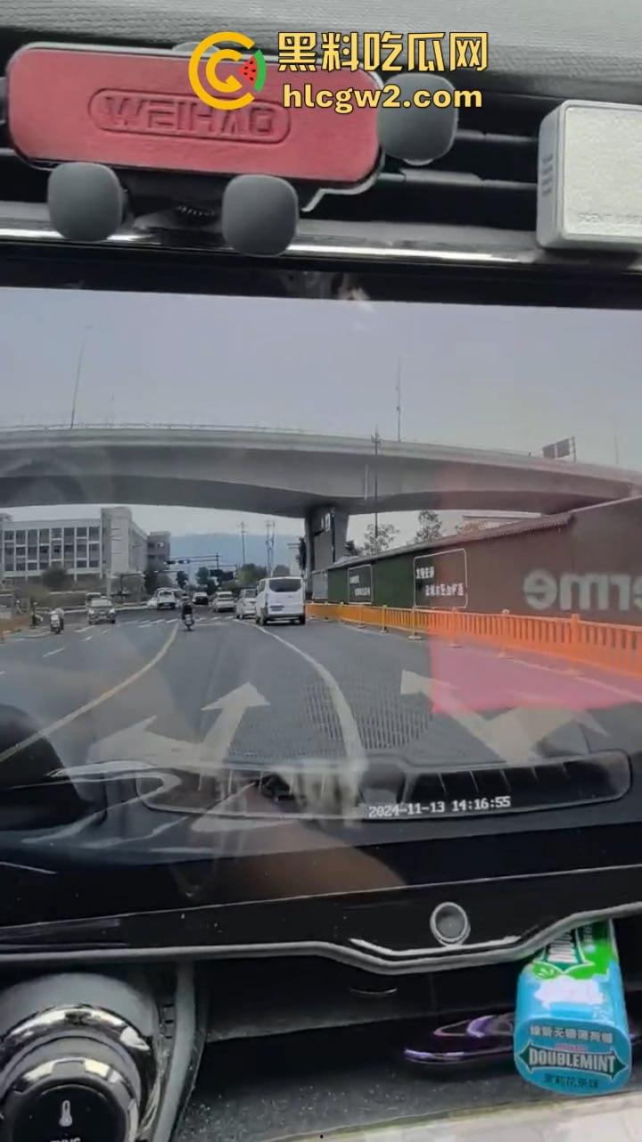 惨不忍睹!杭州一女子骑电车误入大货车盲区惨遭碾压 未带头盔当场爆浆无码实拍流出