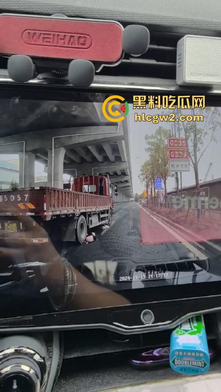 惨不忍睹!杭州一女子骑电车误入大货车盲区惨遭碾压 未带头盔当场爆浆无码实拍流出