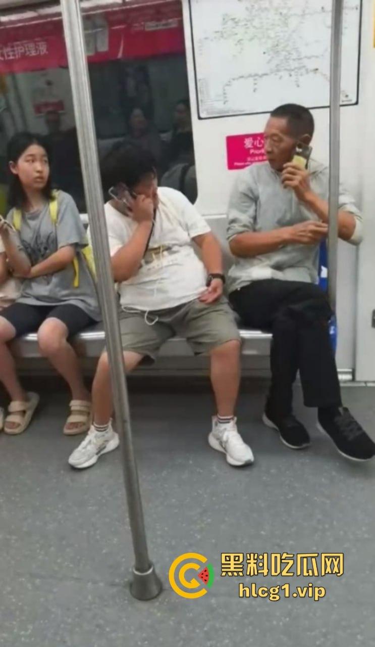 大爷:你换个人摸可好?女子地铁内多次摸大爷身体吓跑同排乘客!