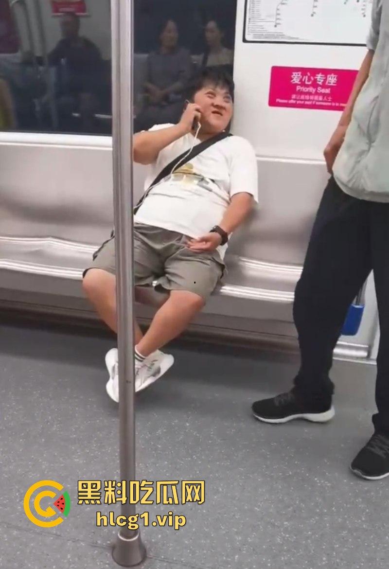 大爷:你换个人摸可好?女子地铁内多次摸大爷身体吓跑同排乘客!