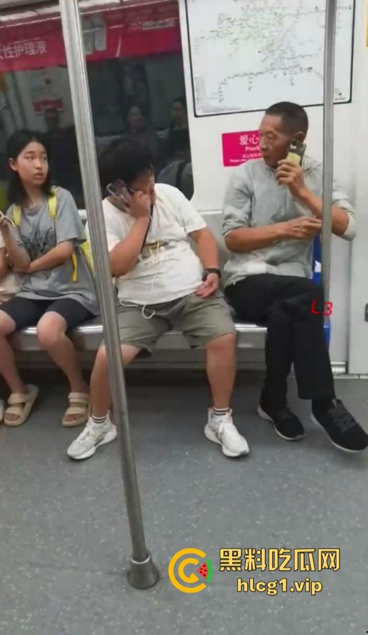 大爷:你换个人摸可好?女子地铁内多次摸大爷身体吓跑同排乘客!