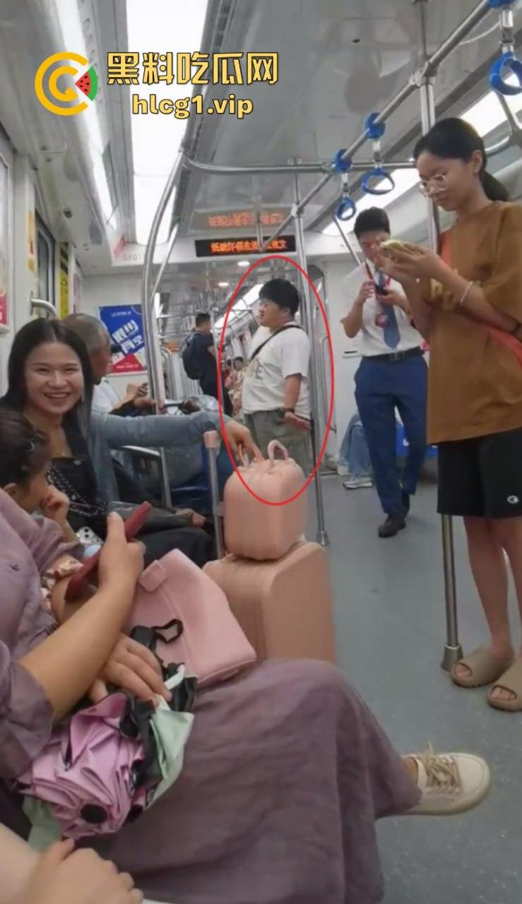 大爷:你换个人摸可好?女子地铁内多次摸大爷身体吓跑同排乘客!