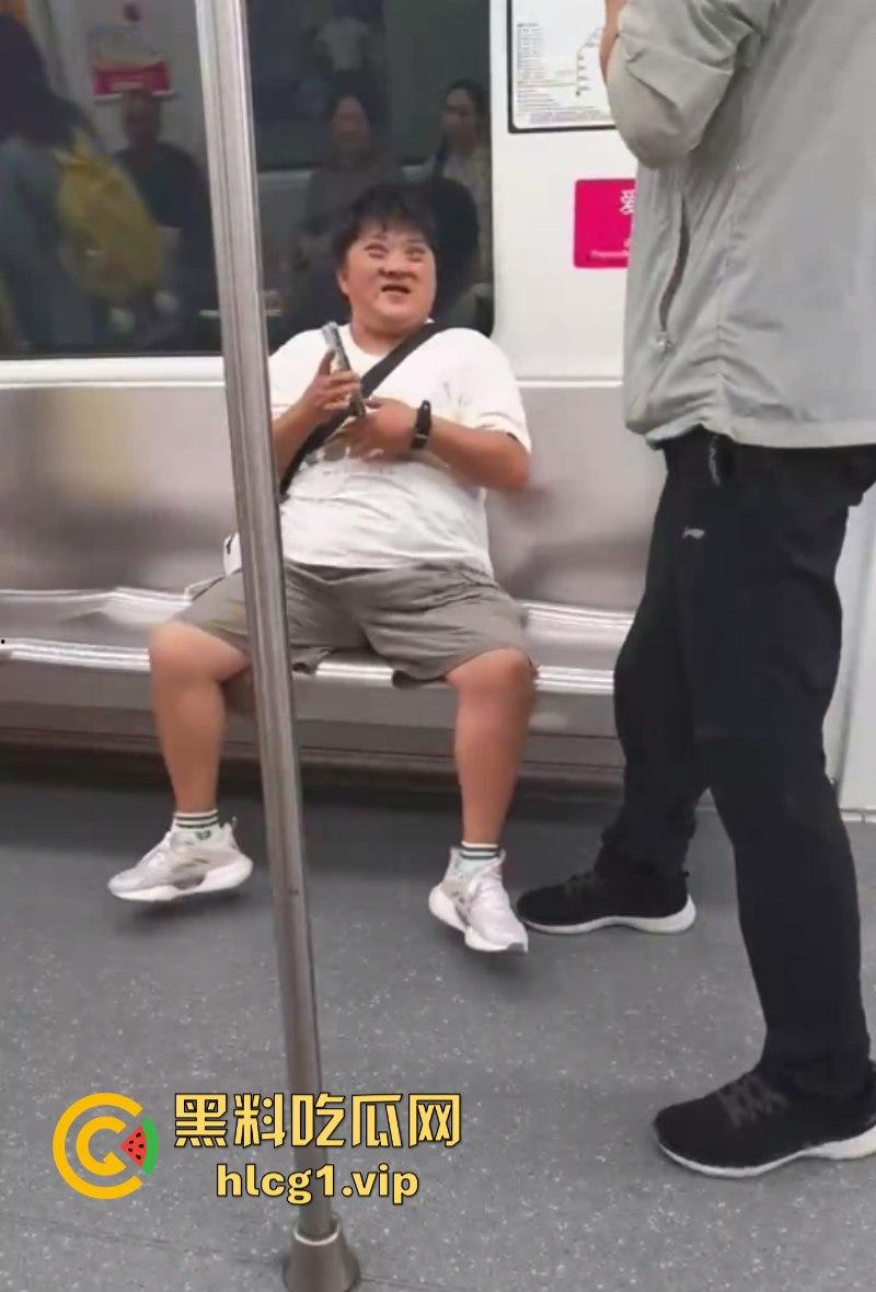 大爷:你换个人摸可好?女子地铁内多次摸大爷身体吓跑同排乘客!