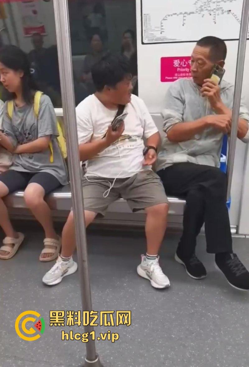 大爷:你换个人摸可好?女子地铁内多次摸大爷身体吓跑同排乘客!