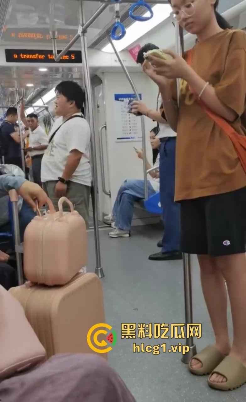 大爷:你换个人摸可好?女子地铁内多次摸大爷身体吓跑同排乘客!