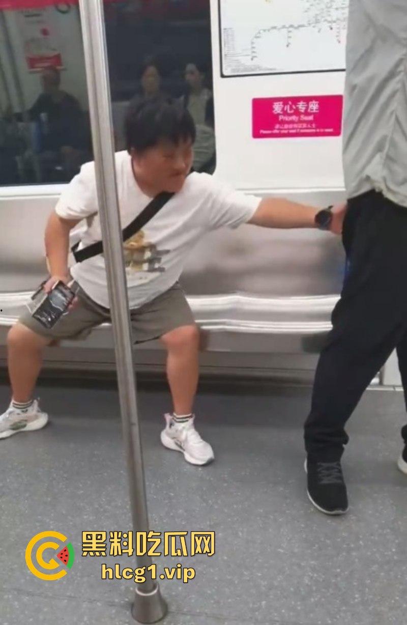 大爷:你换个人摸可好?女子地铁内多次摸大爷身体吓跑同排乘客!