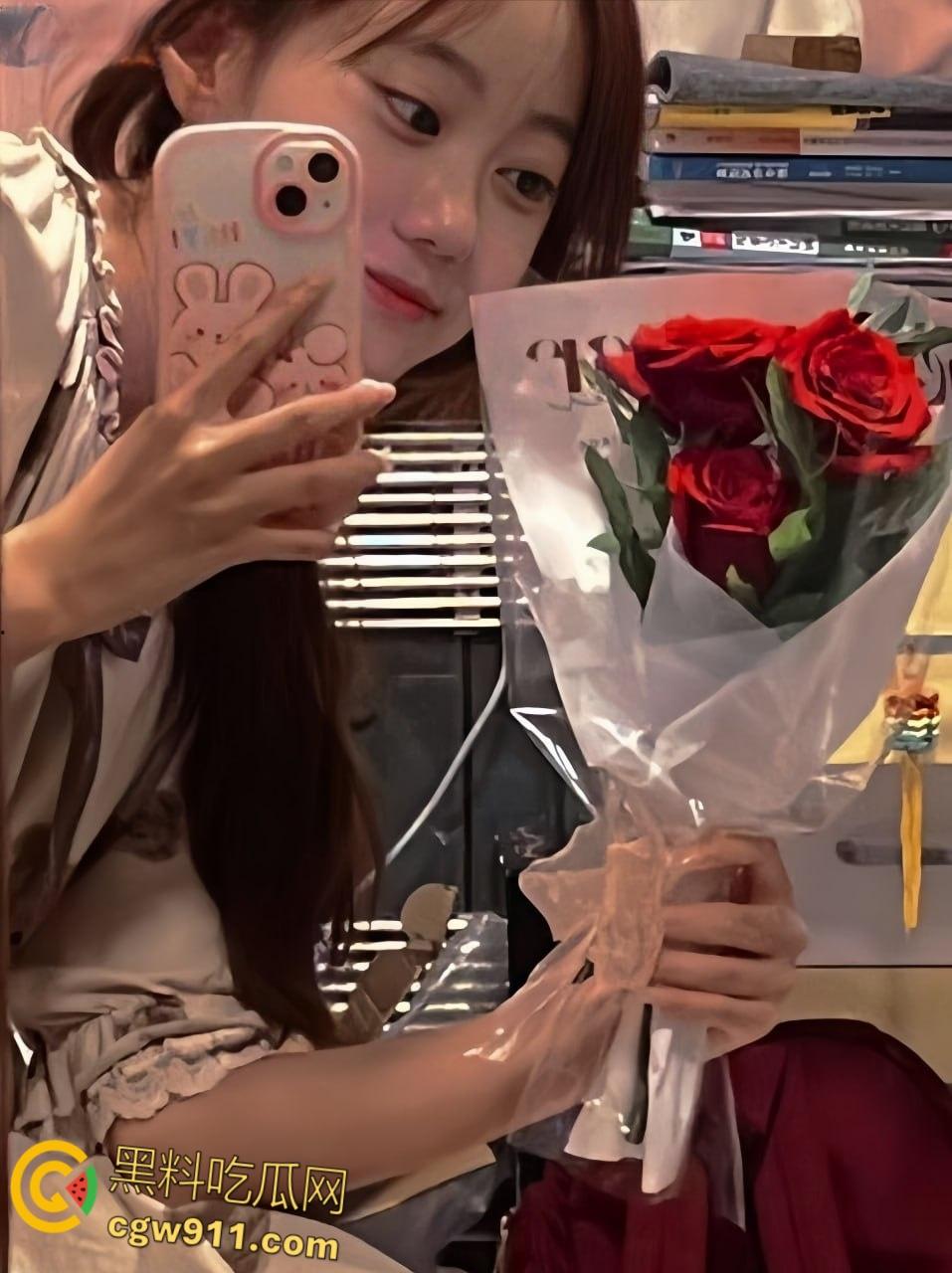 浙江大学嫩妹【宋雅曦】，清纯颜值私下却是爱口交的母狗，白嫩美乳娇小炮机，被男友骑乘疯狂打桩 ！