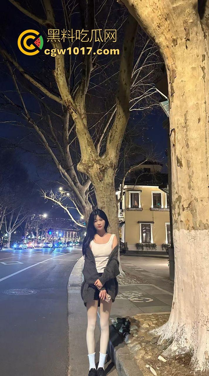 调教淫荡小母狗!不折不扣的M属性骚逼,风油精红绳摩擦娇嫩阴唇,致菊花塞入超长拉珠,各种骚操作只为金主开心!