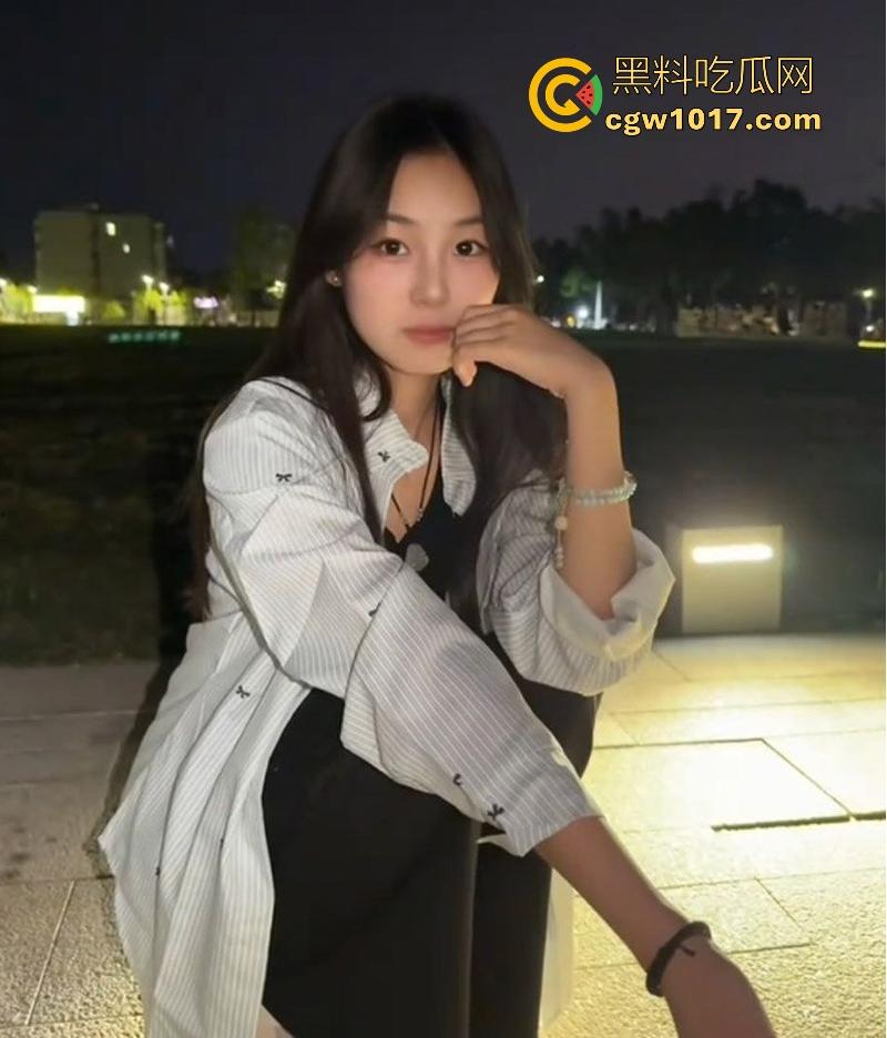 职校反差学生妹【张雯雯】欲望爆棚自拍摸逼勾引,白虎骚穴光溜溜一线天,粉嫩唇瓣已湿漉漉,纤指探入穴心抠挖深搅!