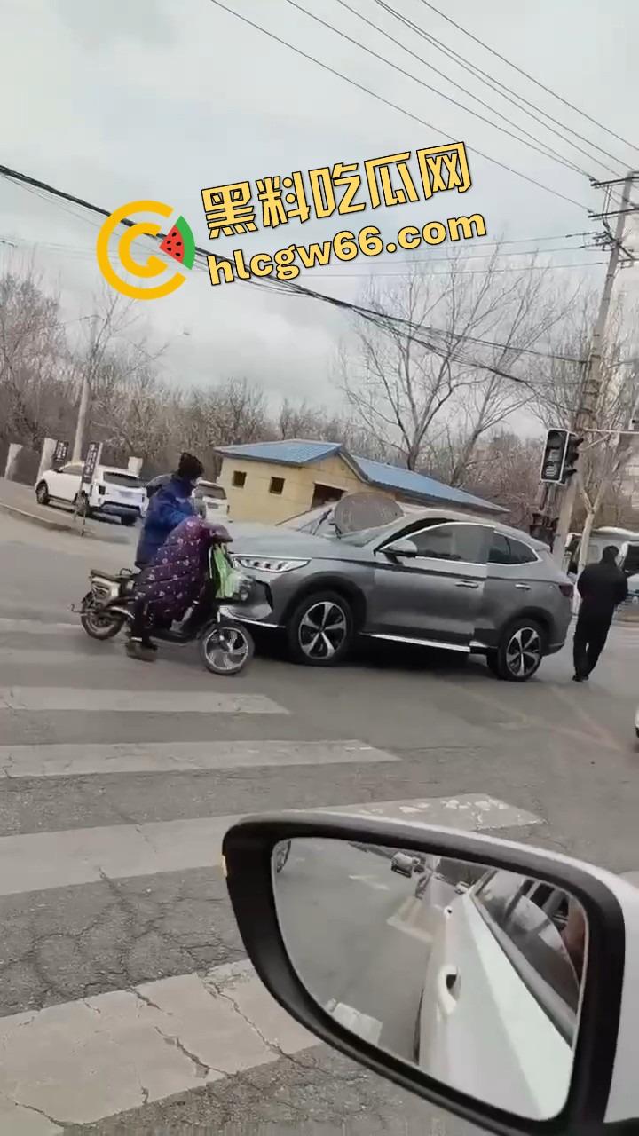 沈阳飞天井盖一般人整不了，开个车都能被井盖空降暴击，谁能想到开车开出个天降铁饼？