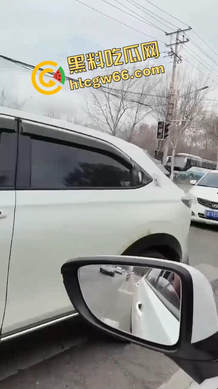 沈阳飞天井盖一般人整不了,开个车都能被井盖空降暴击,谁能想到开车开出个天降铁饼?