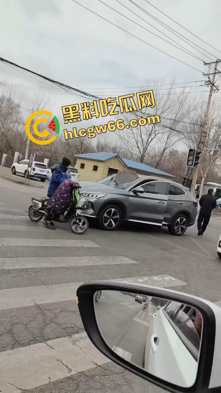 沈阳飞天井盖一般人整不了,开个车都能被井盖空降暴击,谁能想到开车开出个天降铁饼?