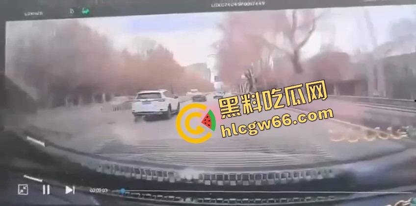 沈阳飞天井盖一般人整不了,开个车都能被井盖空降暴击,谁能想到开车开出个天降铁饼?