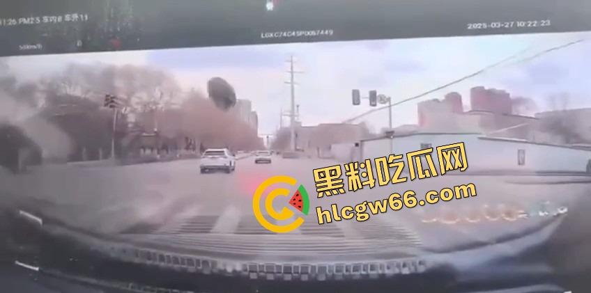 沈阳飞天井盖一般人整不了,开个车都能被井盖空降暴击,谁能想到开车开出个天降铁饼?