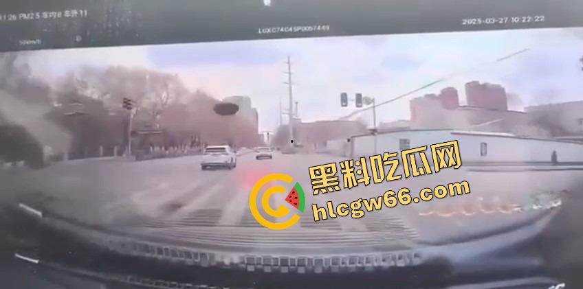 沈阳飞天井盖一般人整不了,开个车都能被井盖空降暴击,谁能想到开车开出个天降铁饼?