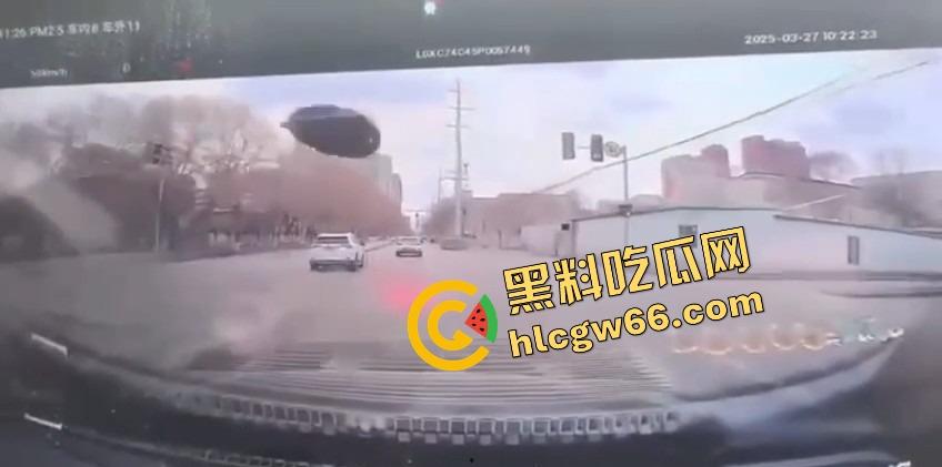 沈阳飞天井盖一般人整不了,开个车都能被井盖空降暴击,谁能想到开车开出个天降铁饼?