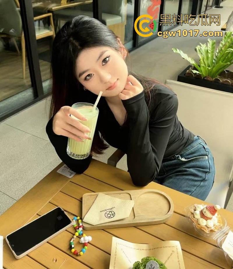 在社交软件约炮武汉骚母狗【王雯露】逼瘾成疾,多次深夜约炮,深喉口交狂舔菊花,性欲如火山喷发!