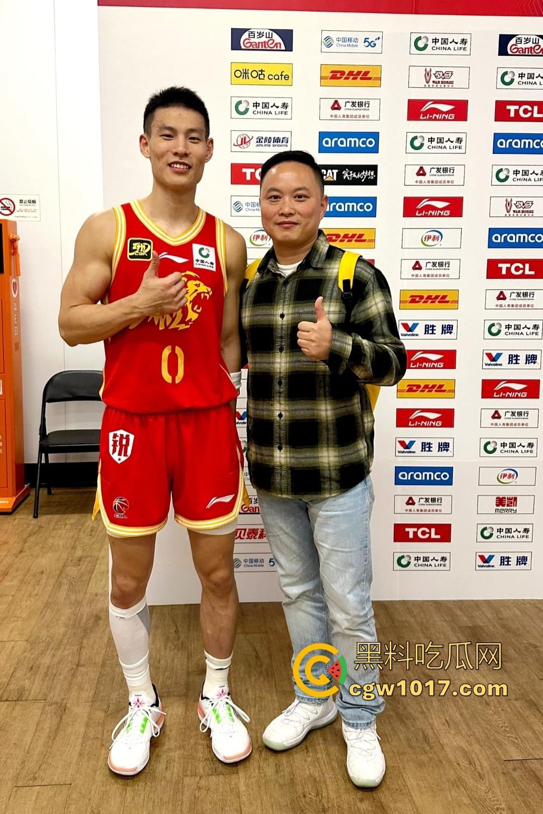 骚女们的福利来了!CBA猛男【林秉圣】更衣室全裸视频泄露!翘臀胸肌炸裂,鸡鸡小巧软绵绵,不妨碍女粉丝舔屏!