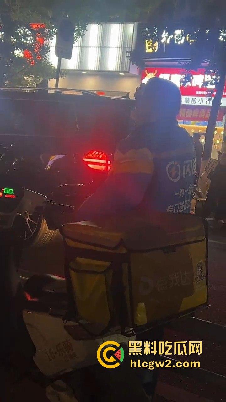 长沙小哥蛋糕送晚被砸头！顾客火力全开，手机爆头砸到满脸是血，迟到一分钟就挨这么狠？