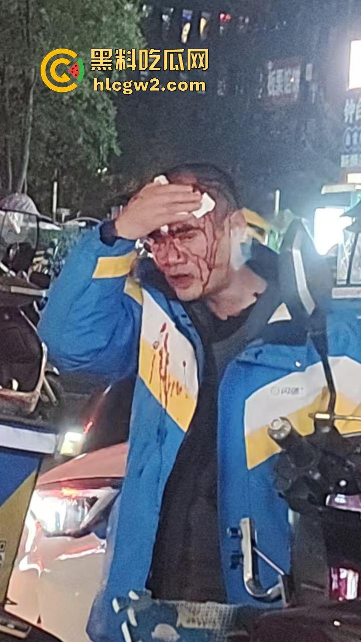 长沙小哥蛋糕送晚被砸头!顾客火力全开,手机爆头砸到满脸是血,迟到一分钟就挨这么狠?