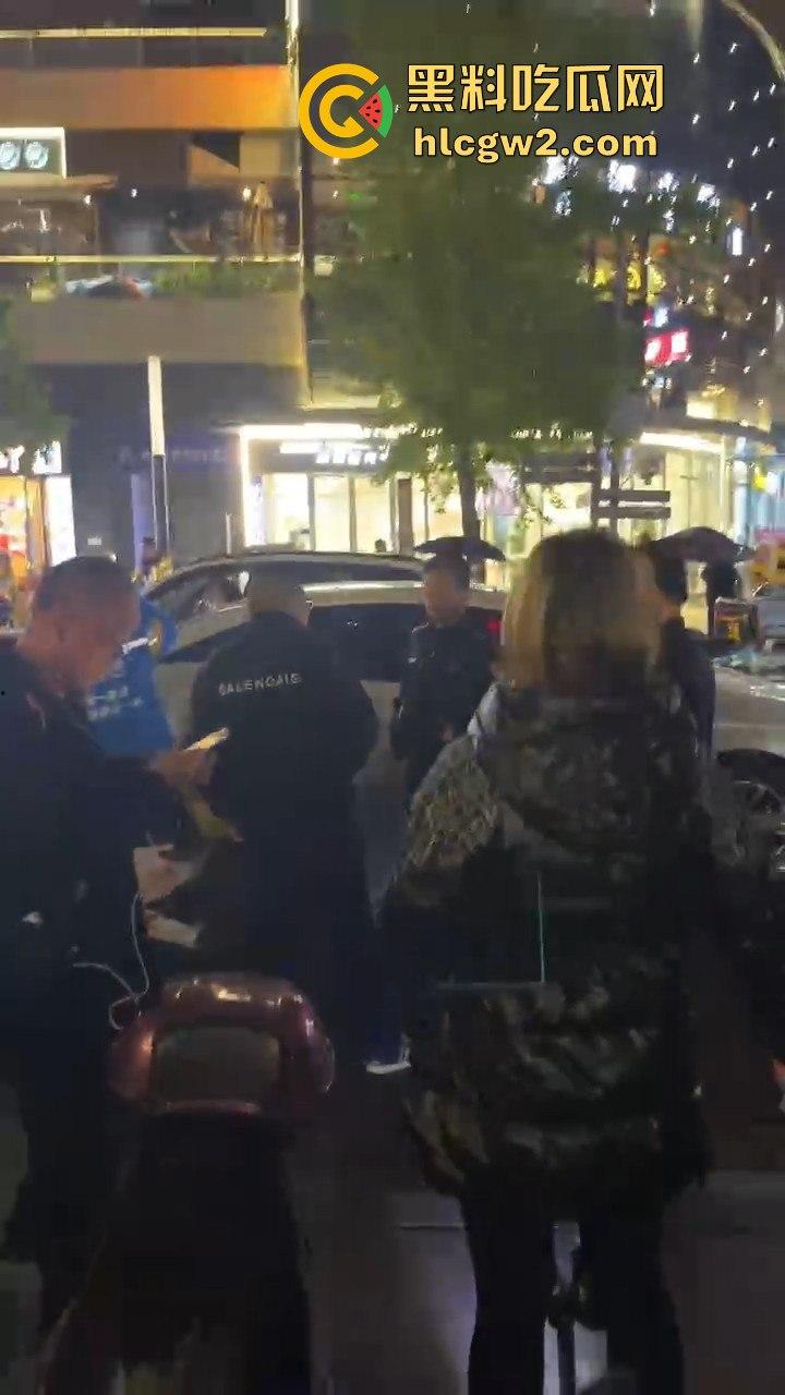 长沙小哥蛋糕送晚被砸头!顾客火力全开,手机爆头砸到满脸是血,迟到一分钟就挨这么狠?