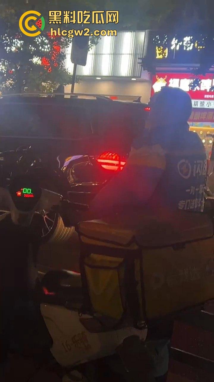 长沙小哥蛋糕送晚被砸头!顾客火力全开,手机爆头砸到满脸是血,迟到一分钟就挨这么狠?