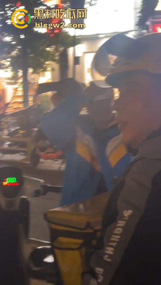 长沙小哥蛋糕送晚被砸头!顾客火力全开,手机爆头砸到满脸是血,迟到一分钟就挨这么狠?