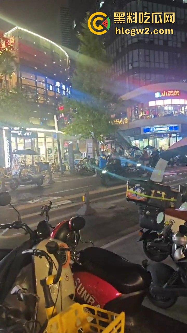 长沙小哥蛋糕送晚被砸头!顾客火力全开,手机爆头砸到满脸是血,迟到一分钟就挨这么狠?