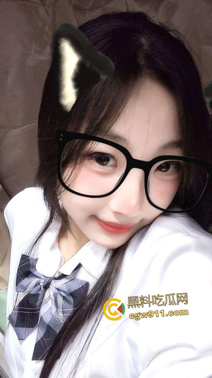 闽南师范大学24级母狗【陈金圣】，在家洗澡自录喷水，骑乘巨屌，酒店捆绑深喉，嫩穴被操到红肿！