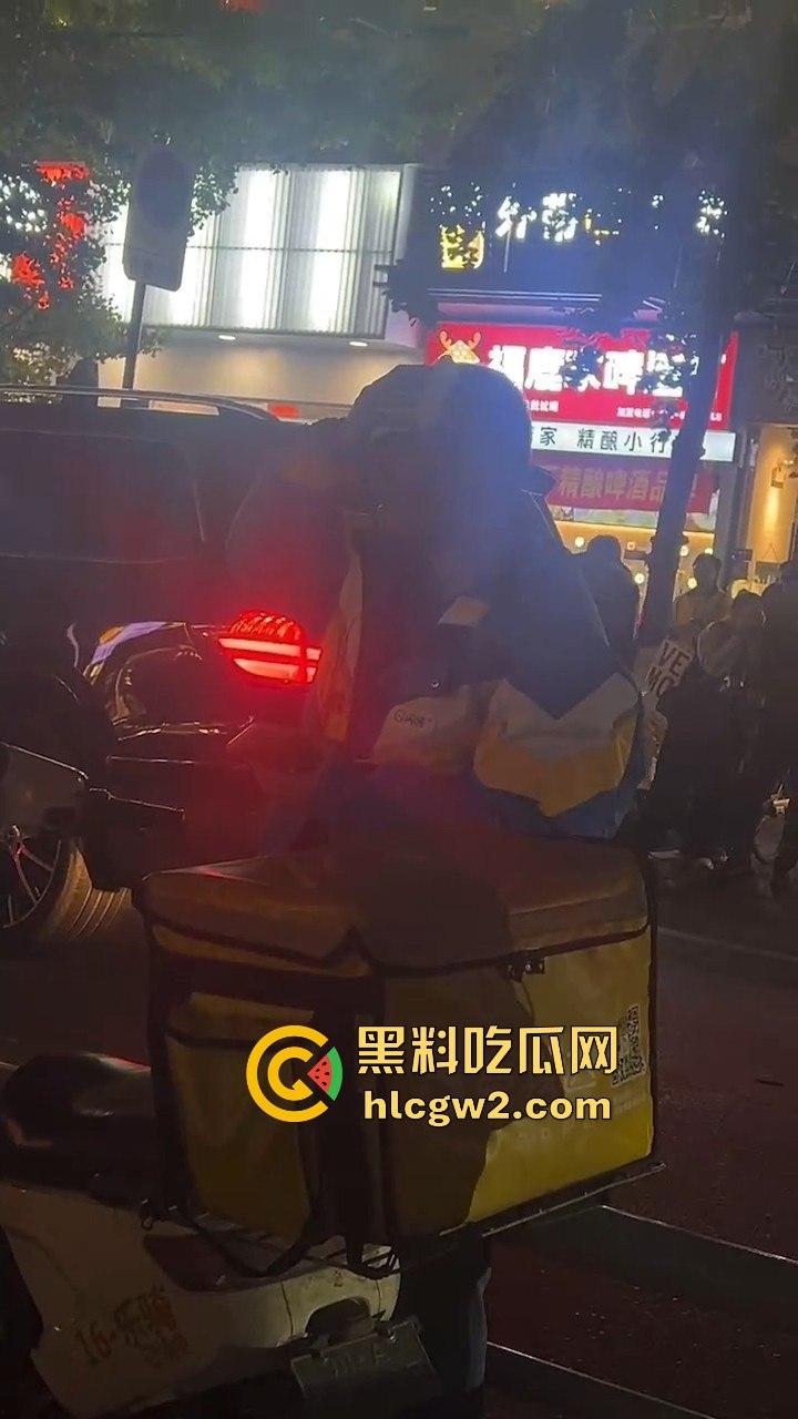 长沙小哥蛋糕送晚被砸头!顾客火力全开,手机爆头砸到满脸是血,迟到一分钟就挨这么狠?