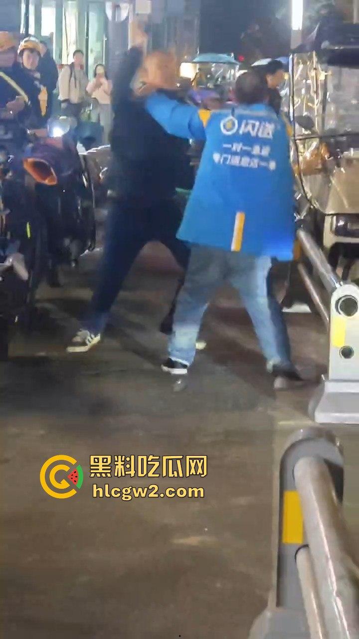 长沙小哥蛋糕送晚被砸头!顾客火力全开,手机爆头砸到满脸是血,迟到一分钟就挨这么狠?