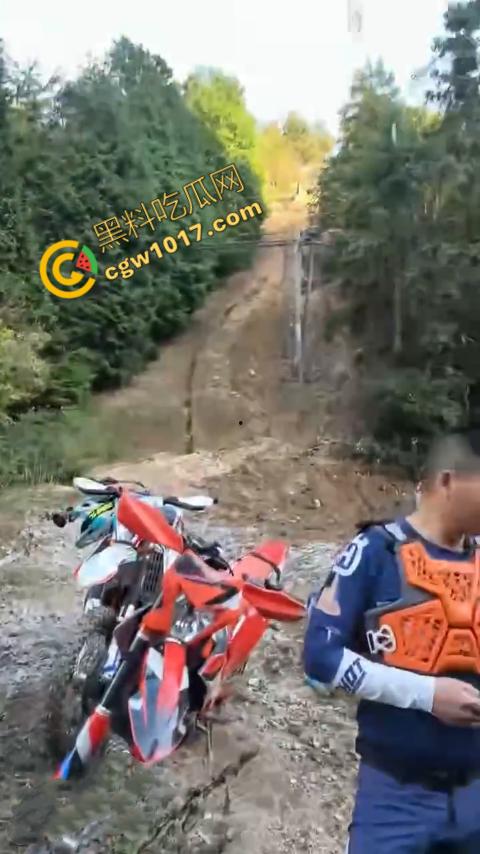 四明山中骑行，摩友巧遇恐怖干尸，惊恐报警，警调挖机移尸，骇人现场，让人看的心跳加速！