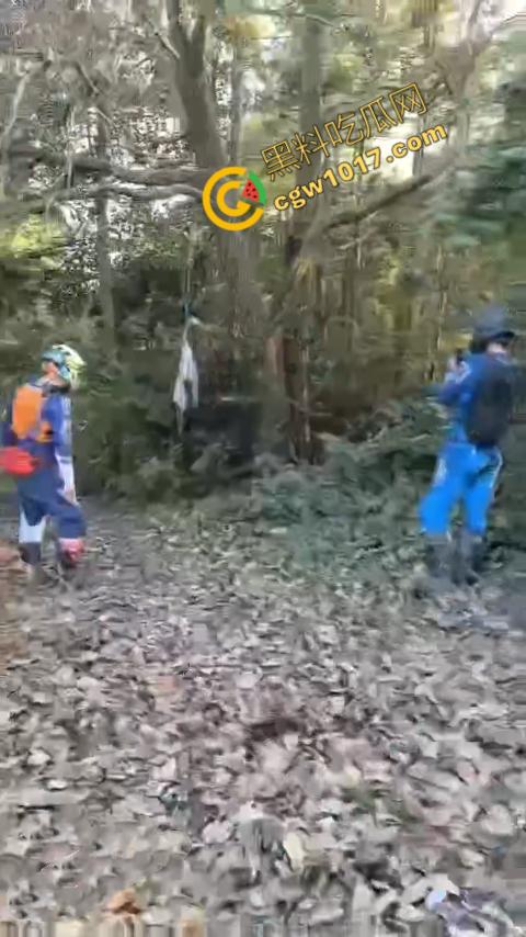 四明山中骑行,摩友巧遇恐怖干尸,惊恐报警,警调挖机移尸,骇人现场,让人看的心跳加速!