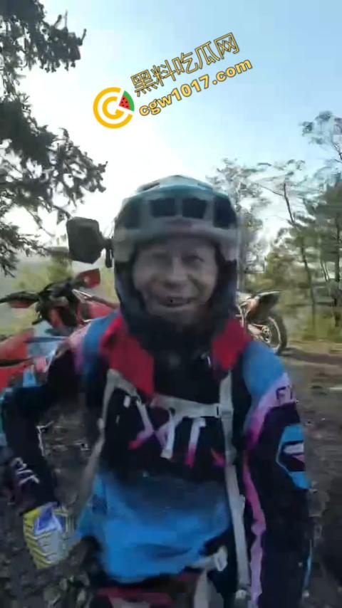 四明山中骑行,摩友巧遇恐怖干尸,惊恐报警,警调挖机移尸,骇人现场,让人看的心跳加速!