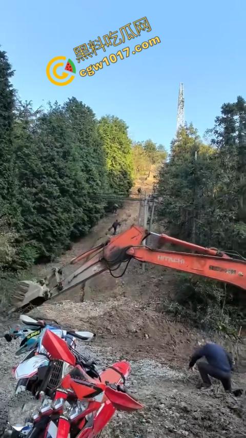 四明山中骑行,摩友巧遇恐怖干尸,惊恐报警,警调挖机移尸,骇人现场,让人看的心跳加速!