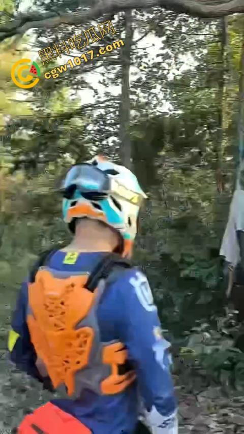 四明山中骑行,摩友巧遇恐怖干尸,惊恐报警,警调挖机移尸,骇人现场,让人看的心跳加速!