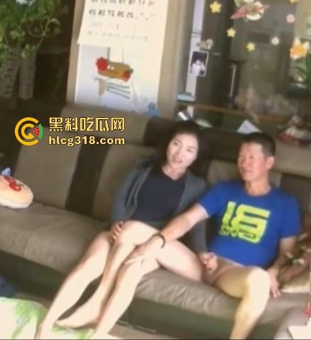 骚儿媳妇与公公不论恋情曝光,趁着儿子去上班在客厅就搞了起来,地板肏到沙发,老当力壮!